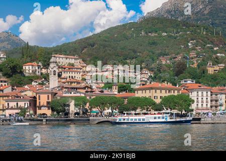 Menaggio Comer See, Blick im Sommer auf die malerische Stadt am See von Menaggio am Westufer des Comer Sees, Lombardei, Italien Stockfoto