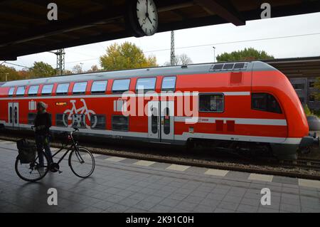 Berlin, Deutschland - 23. Oktober 2022 - Bahnhof Berlin-Wannsee. (Foto von Markku Rainer Peltonen) Stockfoto