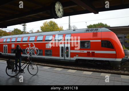 Berlin, Deutschland - 23. Oktober 2022 - Bahnhof Berlin-Wannsee. (Foto von Markku Rainer Peltonen) Stockfoto