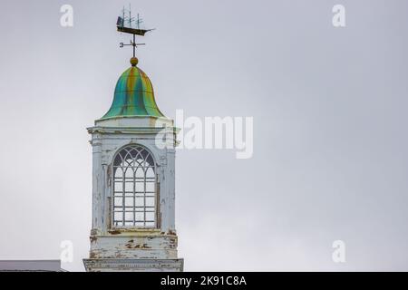 Plymouth, Massachusetts, USA - 12. September 2022: Ein verwitterter Turm mit einer Schiffsweste unter bewölktem Himmel. Stockfoto