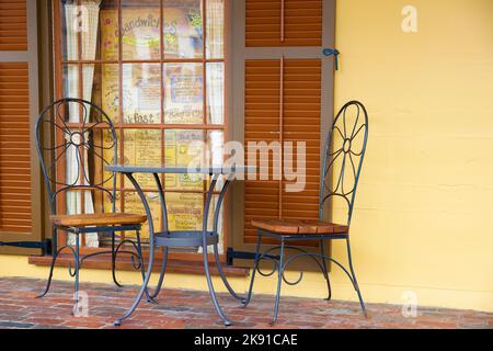 Plymouth, Massachusetts, USA - 12. September 2022: Tisch und Stühle auf der Veranda eines Sandwich-Shops. Stockfoto