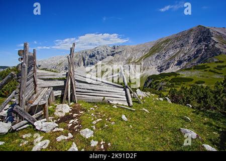 Die Überreste einer Berghütte mit den Gipfeln Schrocken und Pyhrner Kampl im Totes Gebirge in den Alpen, Österreich Stockfoto