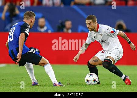 Sevilla, Spanien. 25/10/2022, Sevilla, Spanien. 25/10/2022, Alejandro Dario Papu Gomez von Sevilla FC und Elias Jelert von FC Kopenhagen während des UEFA Champions League-Spiels zwischen Sevilla FC und FC Kopenhagen, Gruppe G, spielte bei Sanchez Pizjuan Stadum am 25. Oktober 2022 in Sevilla, Spanien. (Foto von Antonio Pozo / PRESSIN) Stockfoto