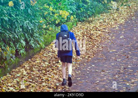 Glasgow, Schottland, Großbritannien 25.. Oktober 2022. Wetter in Großbritannien: An einem trüben, warmen Herbsttag gingen Menschen auf die Straße, unter dem im Land herrschenden Gefühl von Depressionen. Credit Gerard Ferry/Alamy Live News Stockfoto