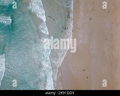 an aerial view of blue ocean waves on the beach Stockfoto