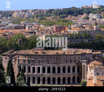 Das Theater von Marcellus (Teatro Marcello) in Italien, das größte Freilichttheater im antiken Rom. Rechts die Ruinen des Tempels von Apollo Sosianus. Stockfoto