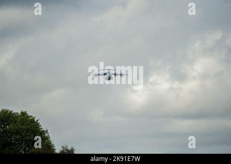 ZM409 RAF Royal Air Force Airbus A400M Atlas Militärflugzeug auf einer militärischen Übung, grauer Wolkenhimmel Stockfoto