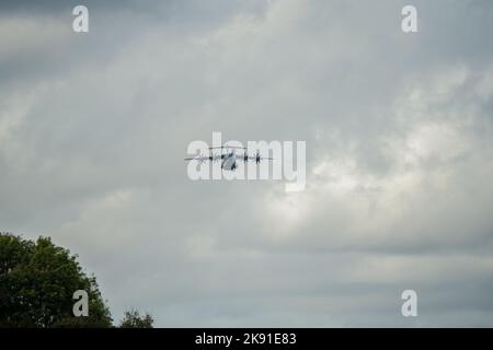 ZM409 RAF Royal Air Force Airbus A400M Atlas Militärflugzeug auf einer militärischen Übung, grauer Wolkenhimmel Stockfoto