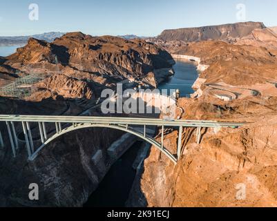 Luftaufnahme der Hoover-Staudamm und den Colorado River Bridge Stockfoto