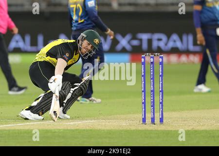 Optus Stadium, Perth, Australien. 25. Oktober 2022. T20 International Cricket Australien gegen Sri Lanka: David Warner aus Australien dreht sich für einen zweiten Lauf Kredit: Action Plus Sports/Alamy Live News Stockfoto