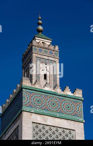 Oben auf dem 33 Meter hohen Minarett der Großen Moschee von Paris, Frankreich, erbaut 1926 im hispano-maurischen Stil Stockfoto