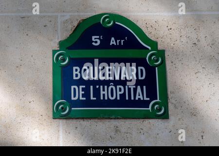 Traditionelles Pariser Straßenschild mit 'Boulevard de l'Hôpital' darauf, Paris, Frankreich Stockfoto