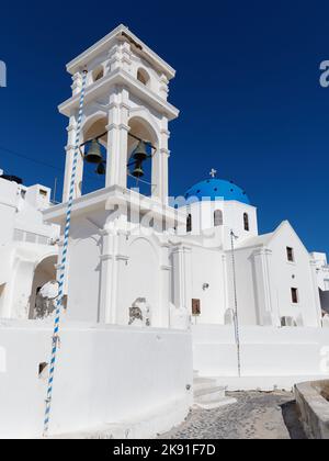 Traditionelle blaue Kuppelkirche in der Stadt Imerovigli auf der griechischen Kykladen-Insel Santorin in der Ägäis Stockfoto