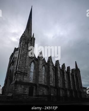 Dramatische Ansicht der St. Mary's Chapel of Ease, auch bekannt als die Schwarze Kirche, ist eine ehemalige Kapelle in Dublin, Irland. Stockfoto