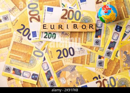 Wort EURIBOR ist in Holzbuchstaben auf dem Hintergrund von 200 Euro Banknoten und Globe geschrieben. Kopieren Einfügen. Stockfoto
