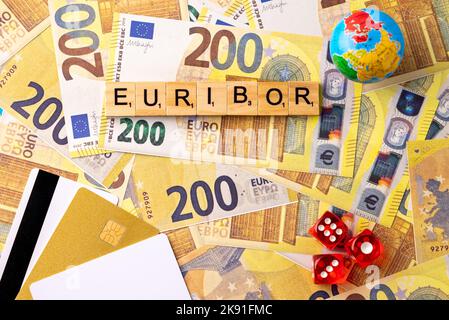 Wort EURIBOR ist in Holzbuchstaben auf dem Hintergrund von 200 Euro Banknoten, Globe, Bankkarte und Würfel geschrieben. Kopieren Einfügen. Stockfoto