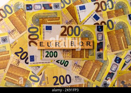 Wort EURIBOR ist in Holzbuchstaben auf dem Hintergrund von 200 Euro Banknoten geschrieben. Kopieren Einfügen. Stockfoto