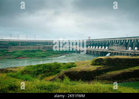 Itaipu Wasserkraftwerk - Blick auf den Auslauf an einem regnerischen Tag - Foto in hoher Qualität Stockfoto