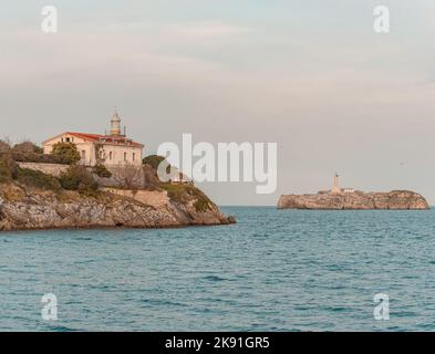 Der Blick auf Faro de La Cerda am Rande einer Klippe am Wasser am Abend Stockfoto