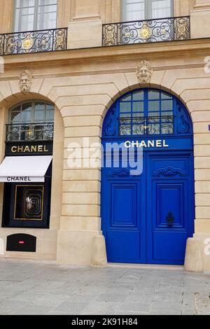 Blaue Tür des legendären Luxusunternehmens Chanel am Place Vendome im Pariser Arrondissement 1.. Stockfoto