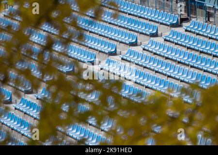 Leere Stände während des Spiels, Fußballstadion Stockfoto