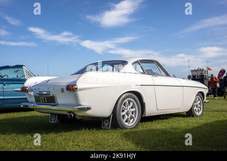 Volvo P1800 S, ausgestellt auf der Race Day Airshow am 2.. Oktober 2022 in Shuttleworth Stockfoto