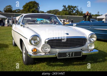 Volvo P1800 S, ausgestellt auf der Race Day Airshow am 2.. Oktober 2022 in Shuttleworth Stockfoto