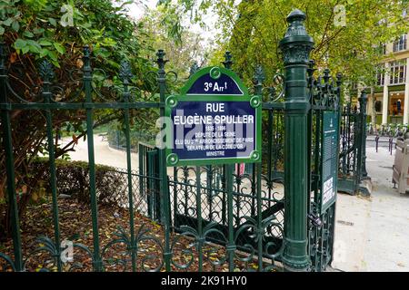 Schild mit der Markierung Rue Eugene Spuller, Straße zwischen der Mairie des 3. Arrondissements und dem Park Square dunTemple - Elie Wiesel, Paris, Frankreich. Stockfoto