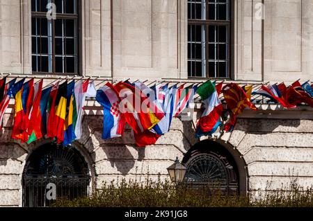 Flaggen der Welt auf der Hofburg in Wien. Stockfoto