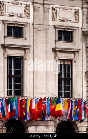 Flaggen der Welt auf der Hofburg in Wien. Stockfoto