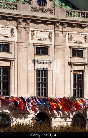 Flaggen der Welt auf der Hofburg in Wien. Stockfoto