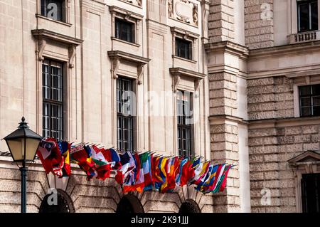 Flaggen der Welt auf der Hofburg in Wien. Stockfoto