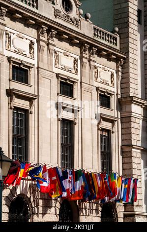 Flaggen der Welt auf der Hofburg in Wien. Stockfoto