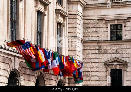 Flaggen der Welt auf der Hofburg in Wien. Stockfoto