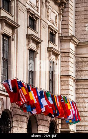 Flaggen der Welt auf der Hofburg in Wien. Stockfoto