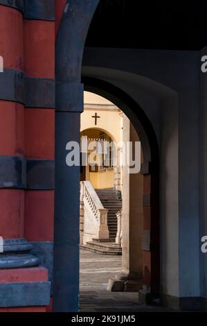 Schweizer Tor zur Hofburg in Wien, Österreich, durch einen Innenhof mit Eingang zur St. Augustinerkirche. Stockfoto