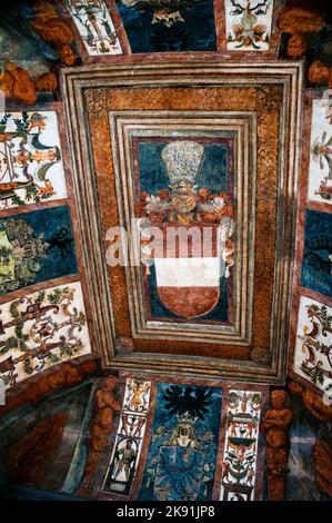 Renaissancedecke des Eingangs zum Schweizer Flügel der Hofburg in Wien, Österreich. Stockfoto