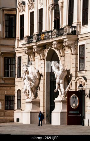 Statuen von Herakles und Herkules, die gegen den kretischen Stier kämpfen, an der Passage zur Schauflergasse Hofburg in Wien, Österreich. Stockfoto