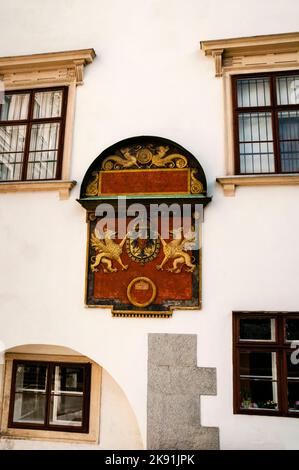 Wappen von Ferdinand I. im Schweizer Flügel des Hofburg-Schlosses, Wien, Österreich. Stockfoto