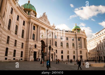 Kolossale monumentale Skulpturen der barocken Hofburg in Wien, Österreich. Stockfoto