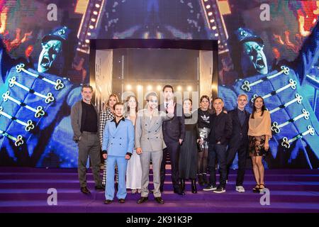 Antwerpen, Belgien, 25. Oktober 2022. Schauspieler Geert Van Rampelberg, Schauspielerin Barbara Sarafian, Schauspieler Jonas Vermeulen, Schauspielerin Charlotte Timmers, Schauspieler Matteo Simoni und Regisseur Robin Pront im Bild bei der Premiere von „Zillion“, einem Film über den legendären Nachtclub gleichen Namens, Am Dienstag, den 25. Oktober 2022, im Kinepolis-Kino in Antwerpen. BELGA FOTO JAMES ARTHUR GEKIERE Stockfoto