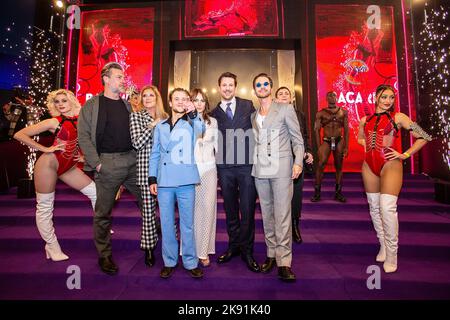 Antwerpen, Belgien, 25. Oktober 2022. Schauspieler Geert Van Rampelberg, Schauspielerin Barbara Sarafian, Schauspieler Jonas Vermeulen, Schauspielerin Charlotte Timmers, Schauspieler Matteo Simoni und Regisseur Robin Pront im Bild bei der Premiere von „Zillion“, einem Film über den legendären Nachtclub gleichen Namens, Am Dienstag, den 25. Oktober 2022, im Kinepolis-Kino in Antwerpen. BELGA FOTO JAMES ARTHUR GEKIERE Stockfoto