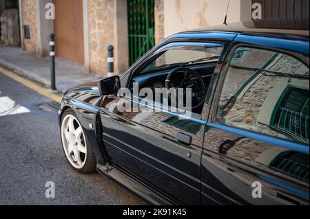 Ein schwarzer Oldtimer Ford Escort RS Cosworth MK5 Rallye-Sportwagen, der auf der Straße in Soller, Spanien, geparkt wurde Stockfoto