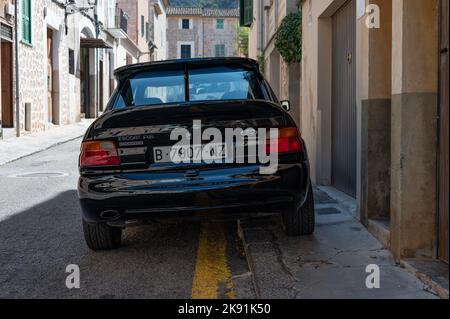 Ein schwarzer Oldtimer Ford Escort RS Cosworth MK5 Rallye-Sportwagen, der auf der Straße in Soller, Spanien, geparkt wurde Stockfoto