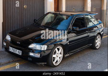 Ein schwarzer Oldtimer Ford Escort RS Cosworth MK5 Rallye-Sportwagen, der auf der Straße in Soller, Spanien, geparkt wurde Stockfoto