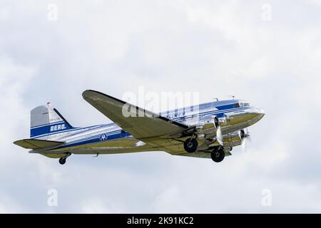 Liepaja, Lettland - 07. August 2022: Vintage Douglas DC3 Passagierflugzeug aus Finnland im Flug über den Flughafen Liepaja während der Baltic International Airshow Stockfoto