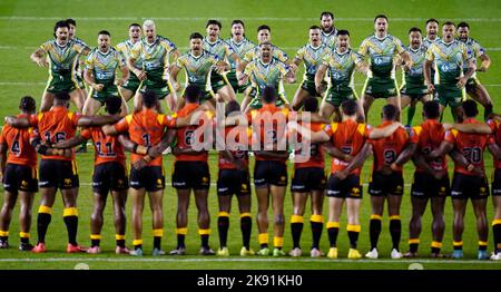 Die Spieler von Cook Islands spielen die Maori Ura vor dem Rugby League-Weltcup-Spiel der Gruppe D im Halliwell Jones Stadium, Warrington. Bilddatum: Dienstag, 25. Oktober 2022. Stockfoto
