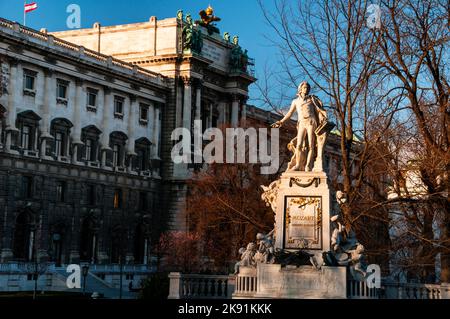 Mozart-Denkmal im Jugendstil in Wien, Österreich. Stockfoto