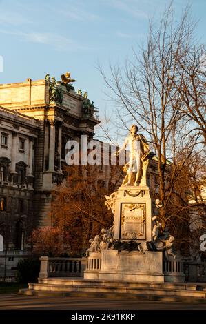 Mozart-Denkmal im Jugendstil in Wien, Österreich. Stockfoto