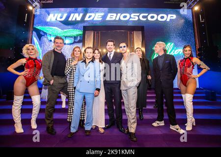 Antwerpen, Belgien, 25. Oktober 2022. Schauspieler Geert Van Rampelberg, Schauspielerin Barbara Sarafian, Schauspieler Jonas Vermeulen, Schauspielerin Charlotte Timmers, Regisseur Robin Pront und Schauspieler Matteo Simoni im Bild bei der Premiere von „Zillion“, einem Film über den legendären Nachtclub mit dem gleichen Namen, Am Dienstag, den 25. Oktober 2022, im Kinepolis-Kino in Antwerpen. BELGA FOTO JAMES ARTHUR GEKIERE Stockfoto